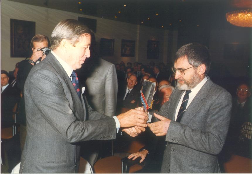 Hans ontvangt de onderscheiding uit de handen van Z.K.H. Prins Claus der Nederlanden op 13 november 1985 in Den Haag